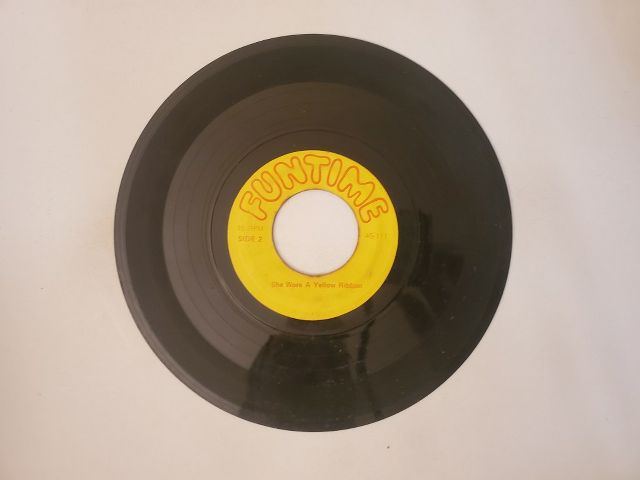 Unknown She Wore A Yellow Ribbon / Hooray Here They Come vinyl record