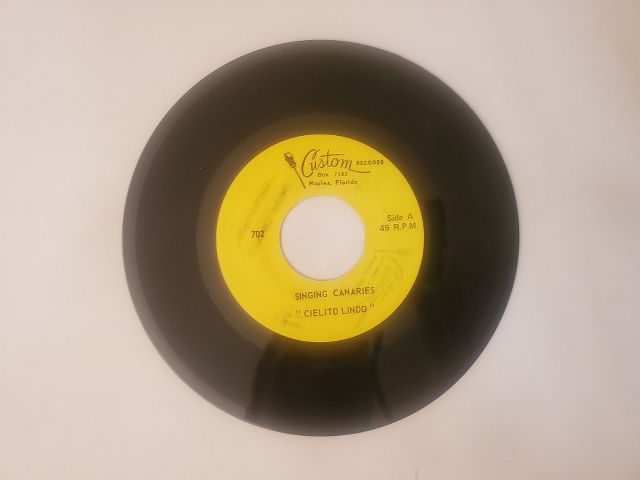 Singing Canaries Cielito Lindo / La Golondrina vinyl record