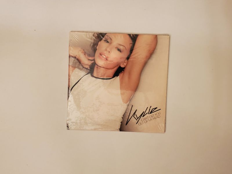 CD Kylie Minogue - Can't Get You Out of My Head video game