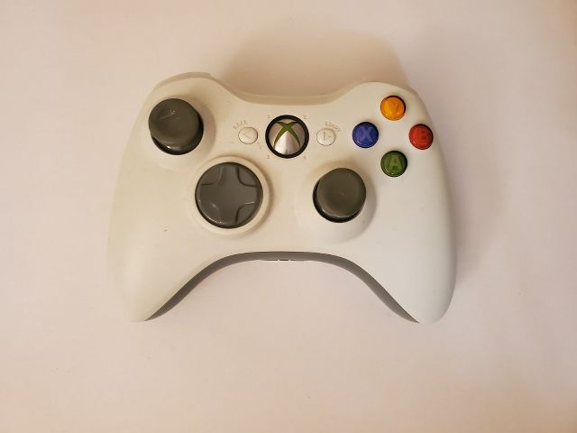 Microsoft Xbox 360 White Wireless Controller video game
