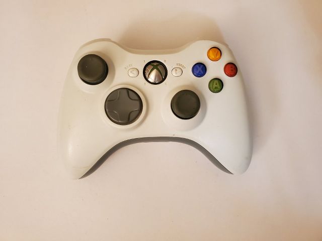 Microsoft Xbox 360 White Wireless Controller video game