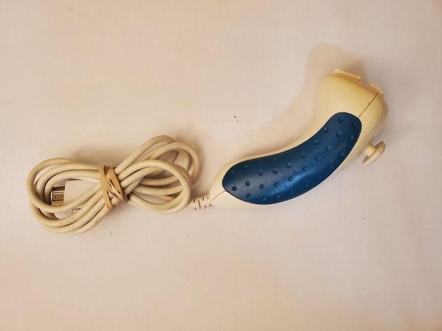 Nintendo Wii Unbranded White Nunchuks video game