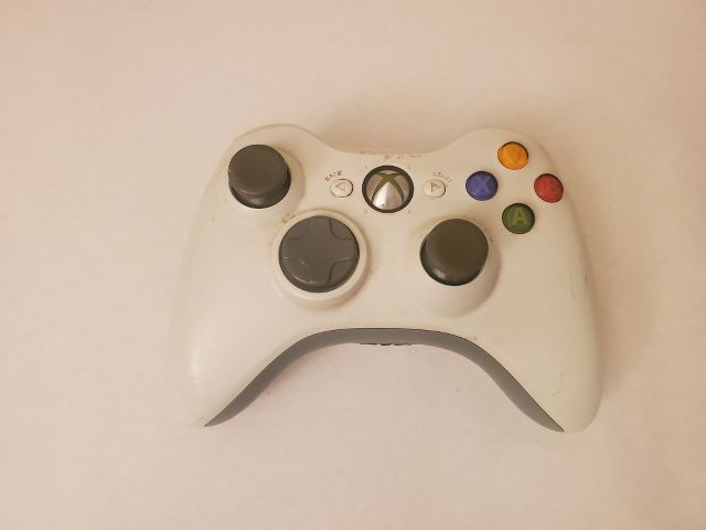 Microsoft Xbox 360 White Wireless Controller video game