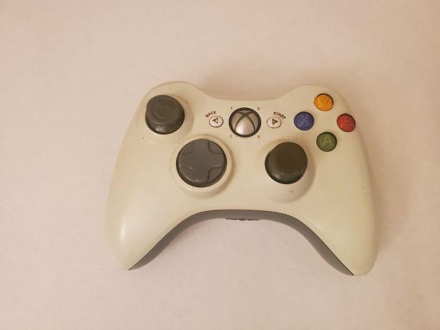Microsoft Xbox 360 White Wireless Controller video game